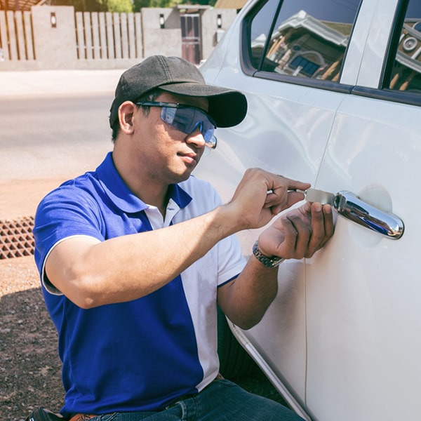 la cerrajería de autos ofrece servicios de reparación y reemplazo de cerraduras, llaves y sistemas de seguridad para vehículos